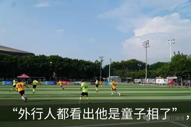 “外行人都看出他是童子相了”，一家子颜值火了，父子鲜明对照