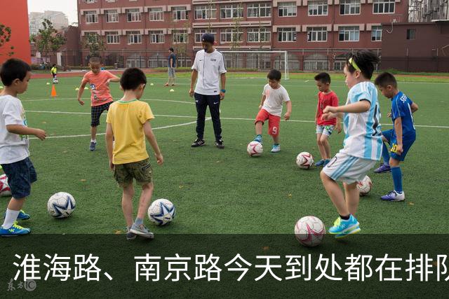 淮海路、南京路今天到处都在排队！网友：这一口非吃不可吗？市民：这是属于上海人的中秋仪式感！